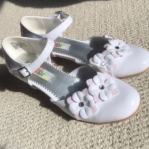 White dress shoes with heel and flower accents